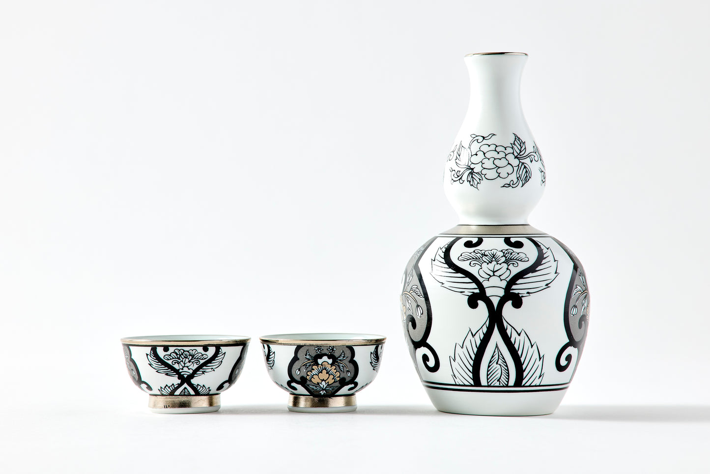Tokkuri and Sake Cup Set 300ml - JS Ko-Imari Floral Pattern