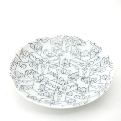 Tortoiseshell Pattern Nabeshima Komon Small Plate Imari Porcelain
